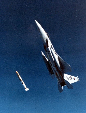 ķǼչԶͼΪF-15ASM-135ǵ