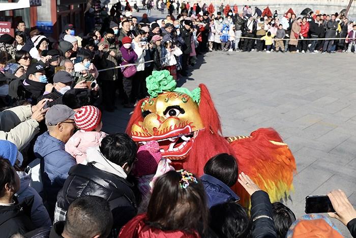 各地多彩民俗庆新年 