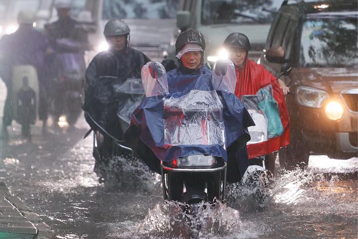 台风“普拉?！痹谏虾６蔚锹?>
     <p>台风“普拉桑”在上海二次登陆</p>
</a>
        </div>
    </div>
    <!--推荐图集end-->
    <div   id=